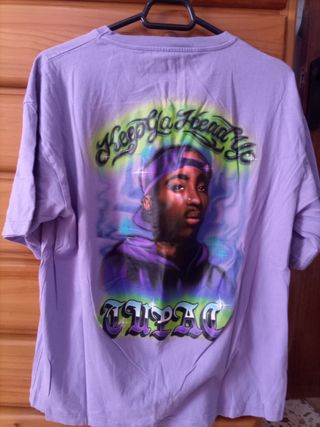 Camiseta Morada con Estampado de 2pac.
