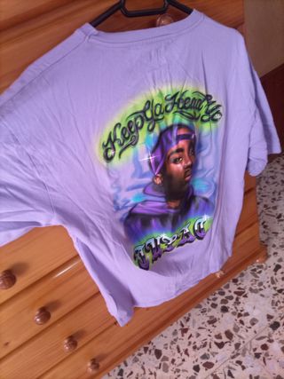 Camiseta Morada con Estampado de 2pac.