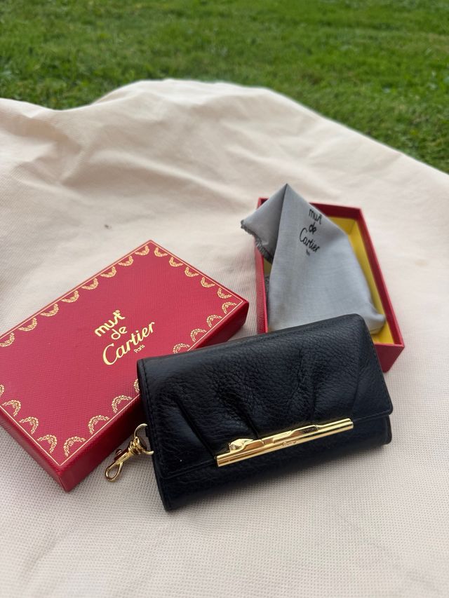 Funda llavero Cartier piel negra con detalles dora