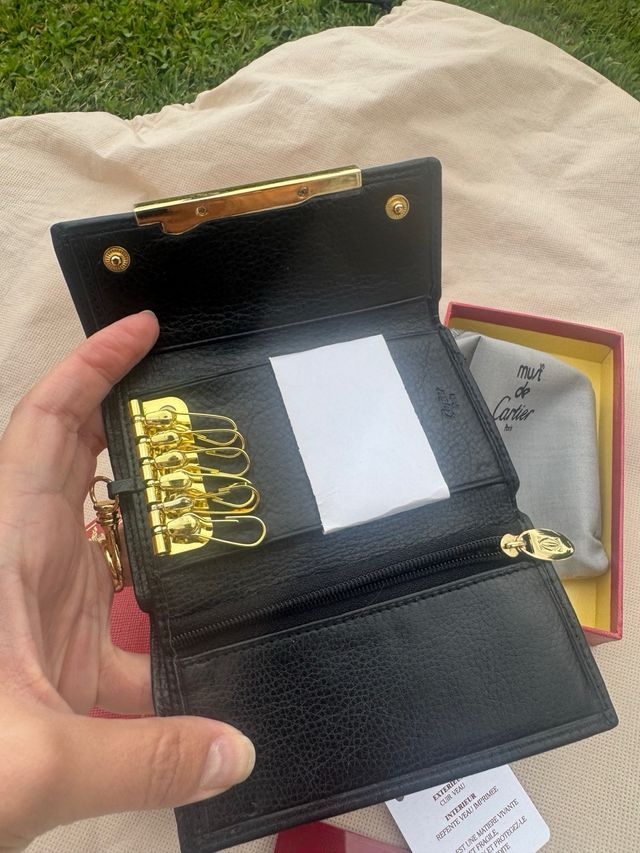 Funda llavero Cartier piel negra con detalles dora