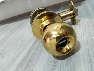 Pomo de puerta de latón con cierre