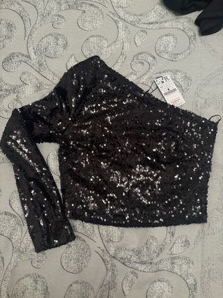 Top lentejuelas asimétrico Stradivarius Talla M