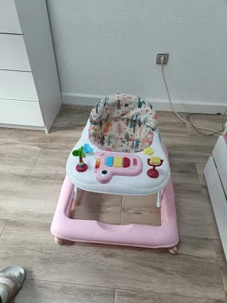 Andador infantil rosa con juegos