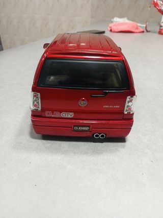 Cadillac Escalade 1/18