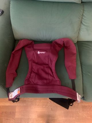 Mochila portabebés Ergobaby color burdeos con chub