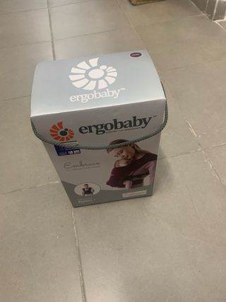 Mochila portabebés Ergobaby color burdeos con chub