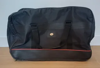 Maleta de viaje negra con detalles rojos