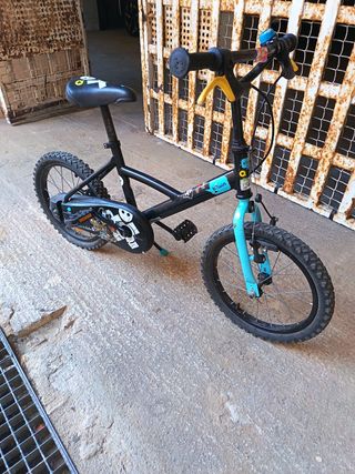 Bicicleta infantil negra y azul