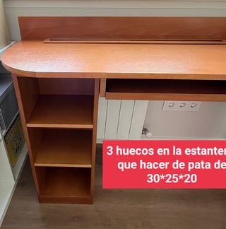 Escritorio de madera marrón