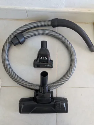 Aspiradora con bolsa AEG VX4