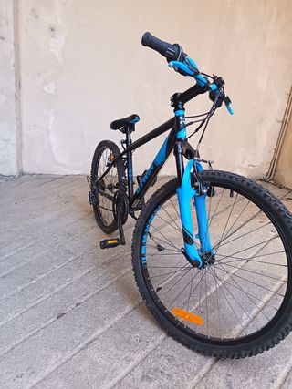Bicicleta infantil Btwin negra y azul
