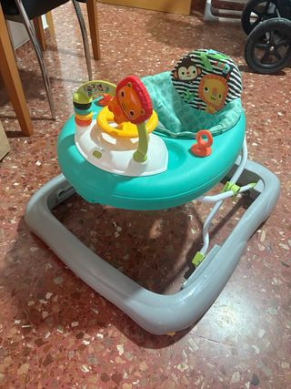 Andador infantil con juguetes