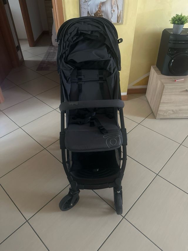Passeggino pieghevole nero