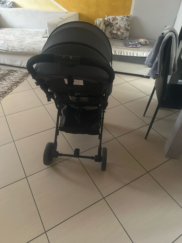Passeggino pieghevole nero