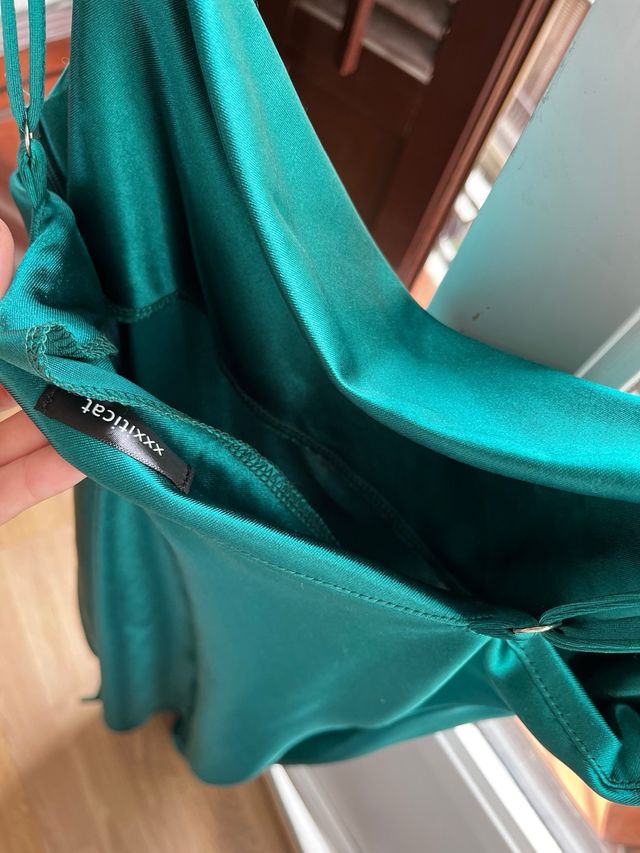 Vestido midi verde satinado talla M
