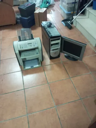 Ordenador HP antiguo con monitor e impresora fax