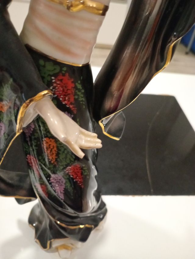 Figura mujer kimono porcelana