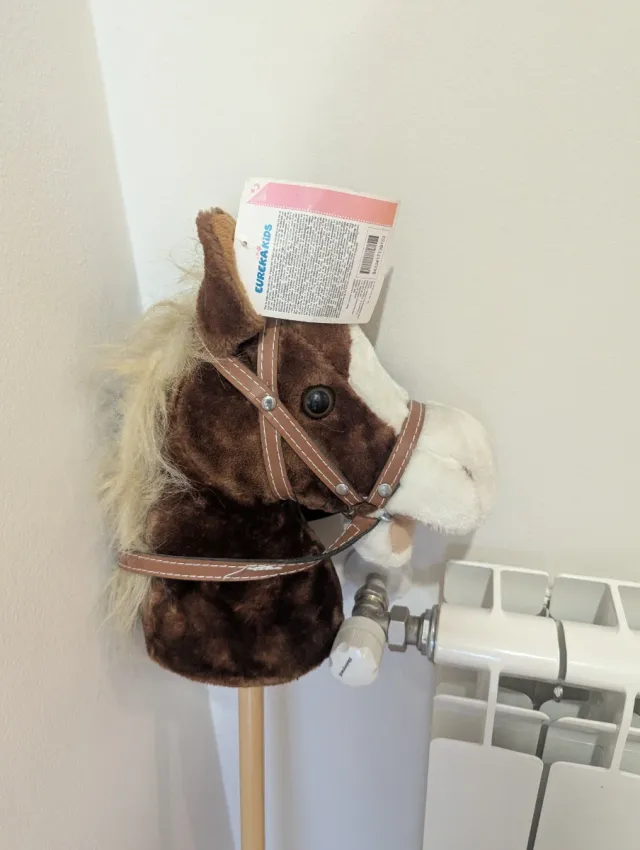 Caballito de palo marrón con riendas de Eurekakids