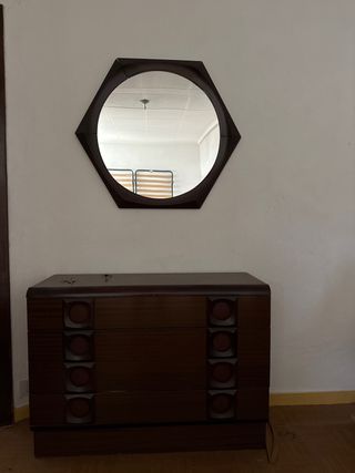 Cómoda y espejo de madera