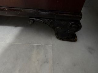 Mesita de noche antigua de madera