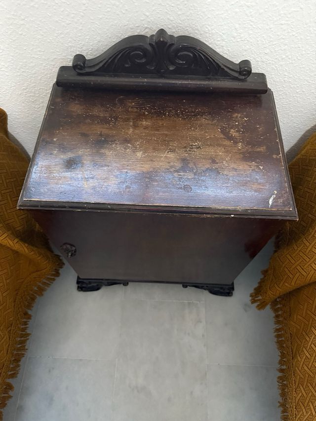 Mesita de noche antigua de madera