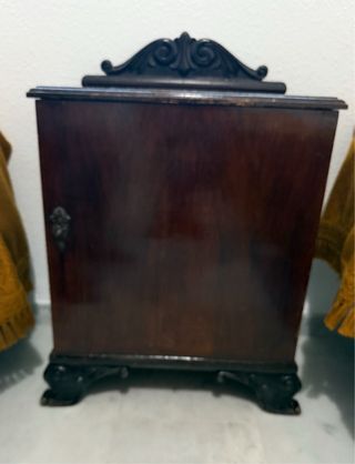 Mesita de noche antigua de madera