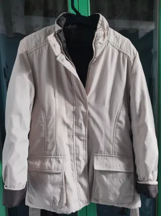 Gabardina beige con bolsillos