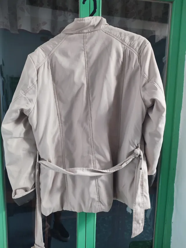 Gabardina beige con bolsillos