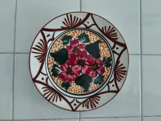 2 piatti in ceramica fatti a mano e dipinti