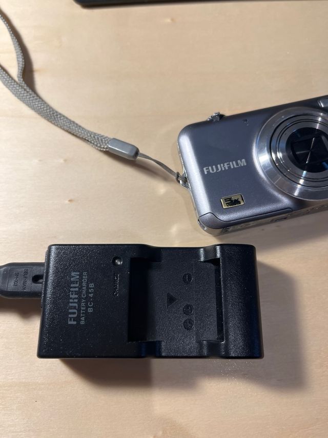 Cámara Digital Fujifilm 12MP Zoom Óptico 5x