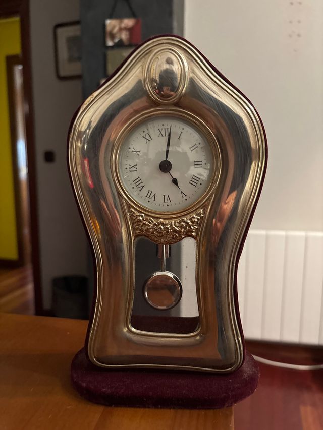 Reloj antiguo de sobremesa terciopelo y plata