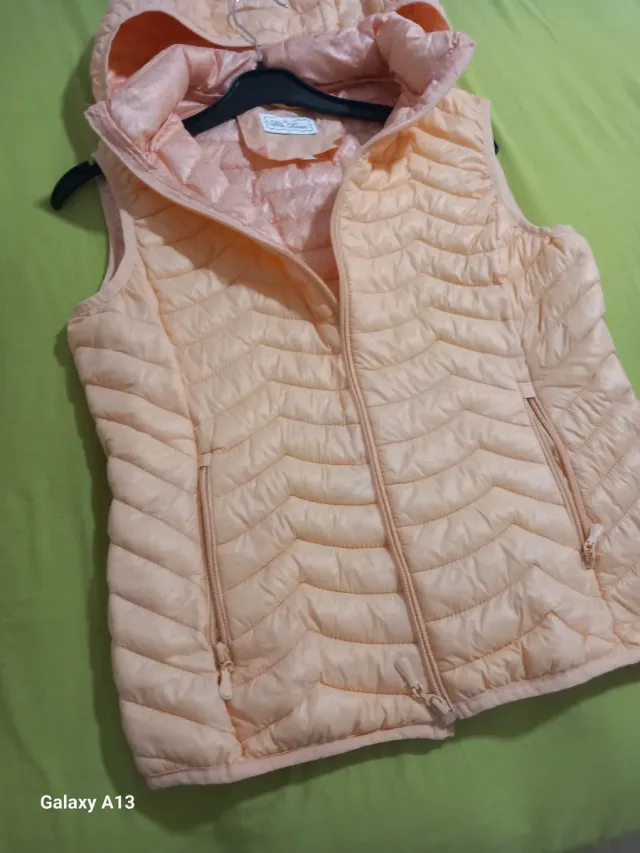 Chaleco acolchado rosa con capucha