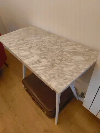 Mesa de mármol y madera