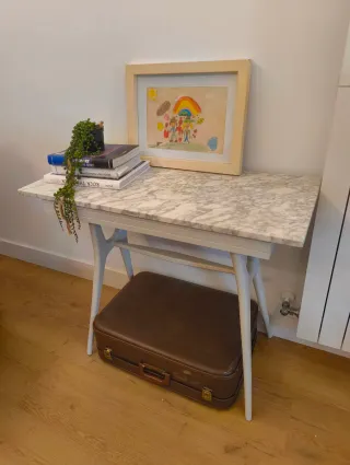 Mesa de mármol y madera