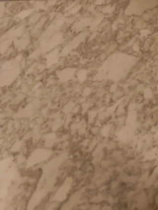 Mesa de mármol y madera