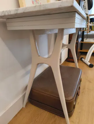Mesa de mármol y madera