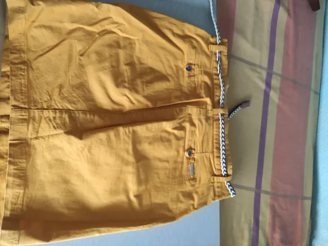 Falda amarilla con cinturón trenzado