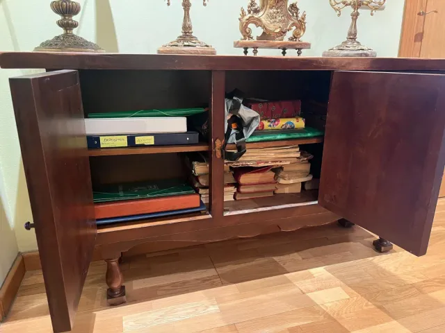 Mueble antiguo de madera tallada