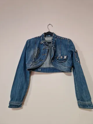 Chaqueta vaquera corta con tachuelas