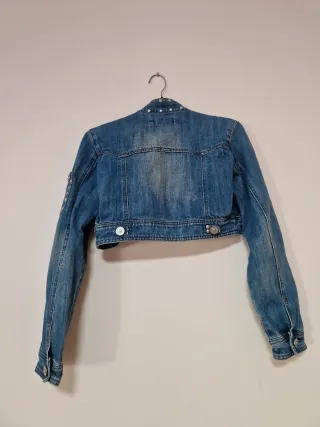 Chaqueta vaquera corta con tachuelas