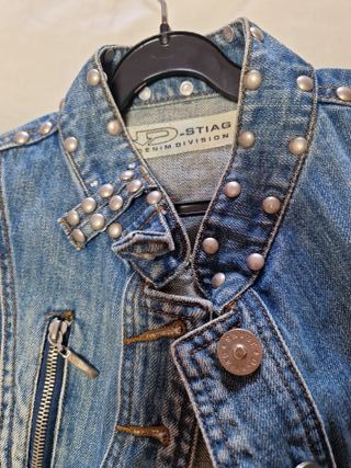 Chaqueta vaquera corta con tachuelas