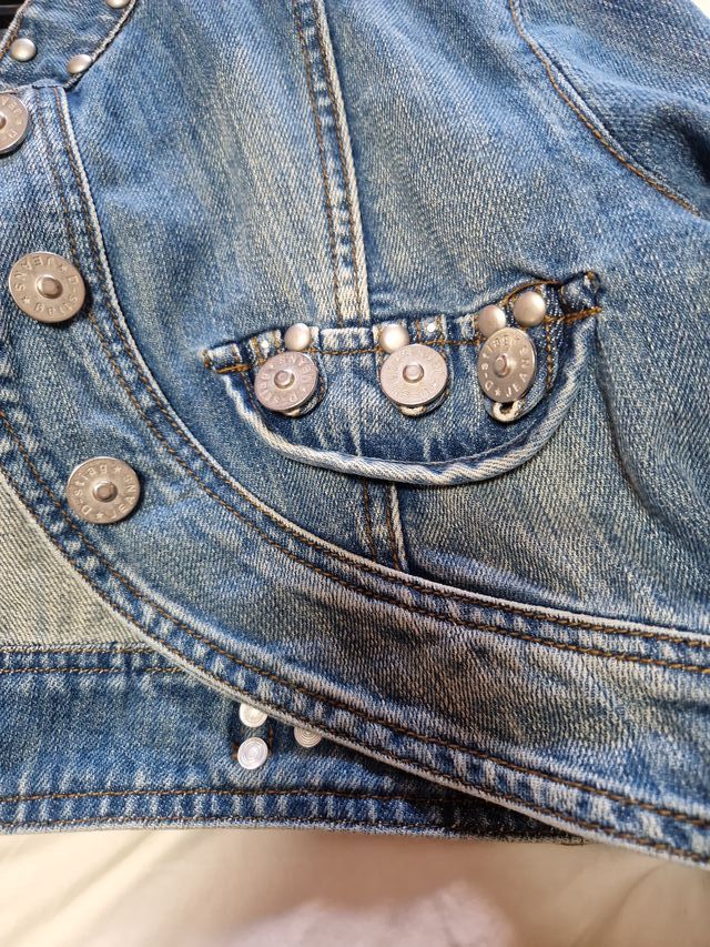 Chaqueta vaquera corta con tachuelas
