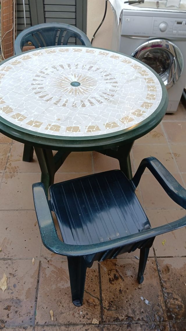 Mesa redonda de jardín con sillas