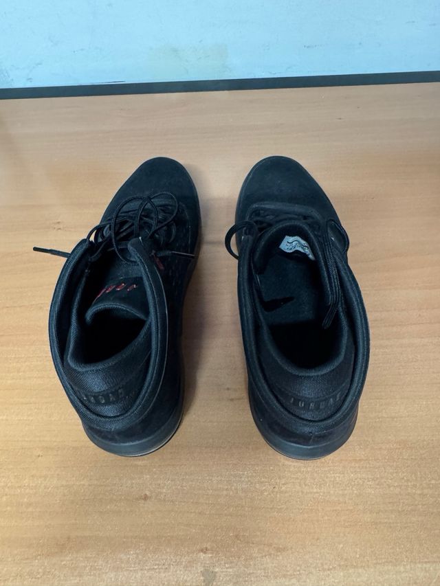 Zapatillas Jordan Negras y Rojas