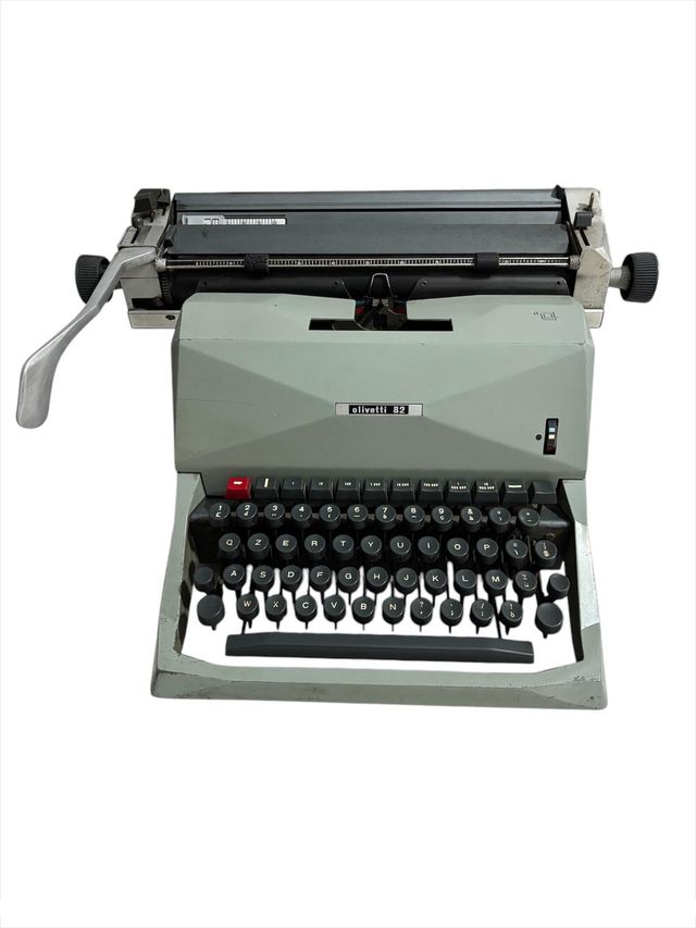 Macchina da scrivere Olivetti 82