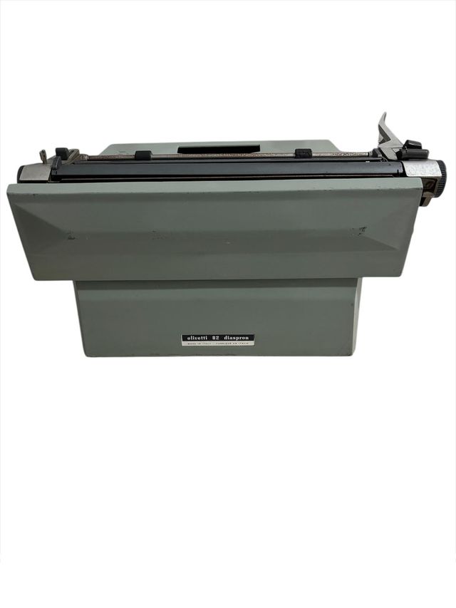 Macchina da scrivere Olivetti 82