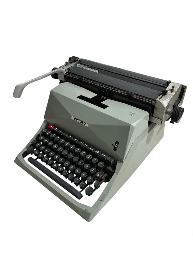 Macchina da scrivere Olivetti 82