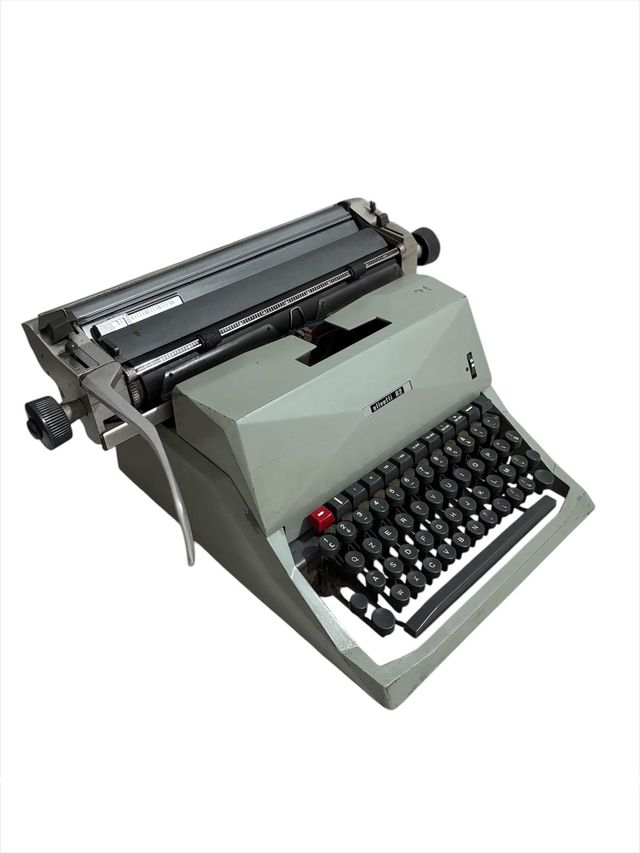 Macchina da scrivere Olivetti 82