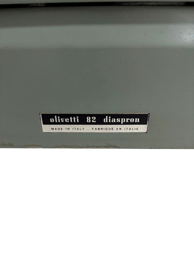 Macchina da scrivere Olivetti 82