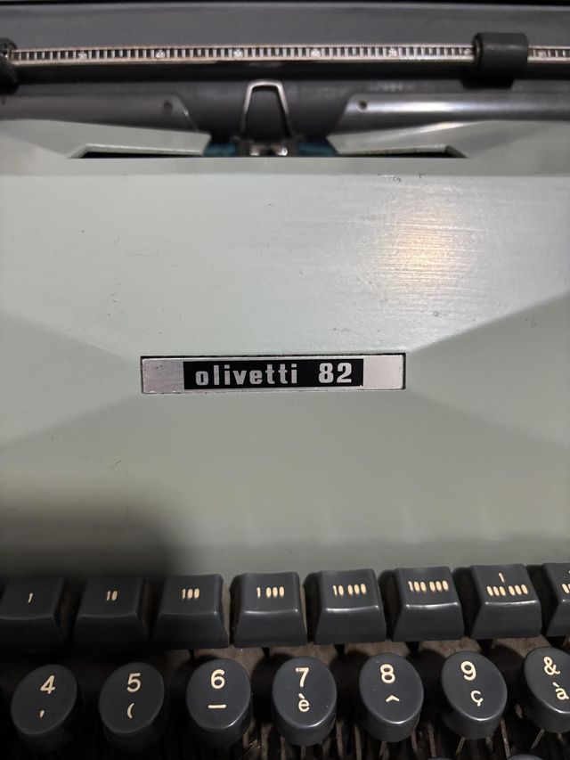 Macchina da scrivere Olivetti 82
